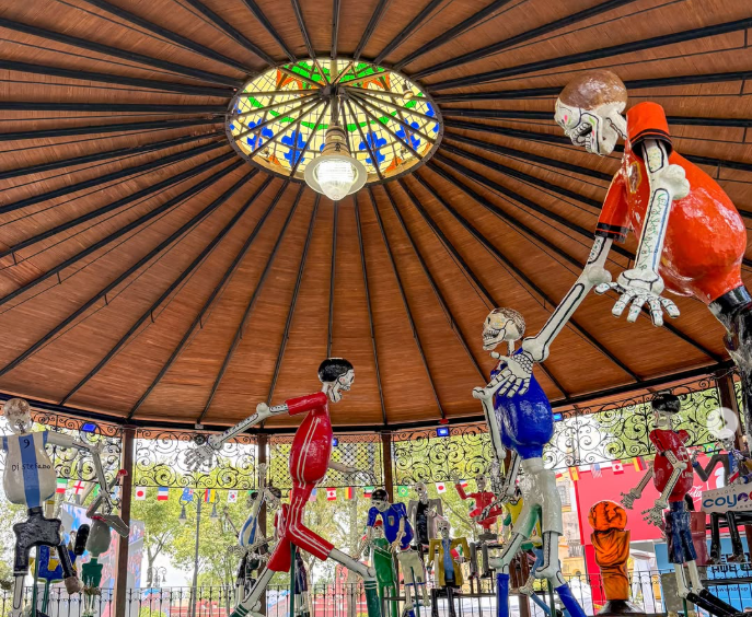 Figuras de cartonería bajo el quiosco de Coyoacán en Ciudad de México